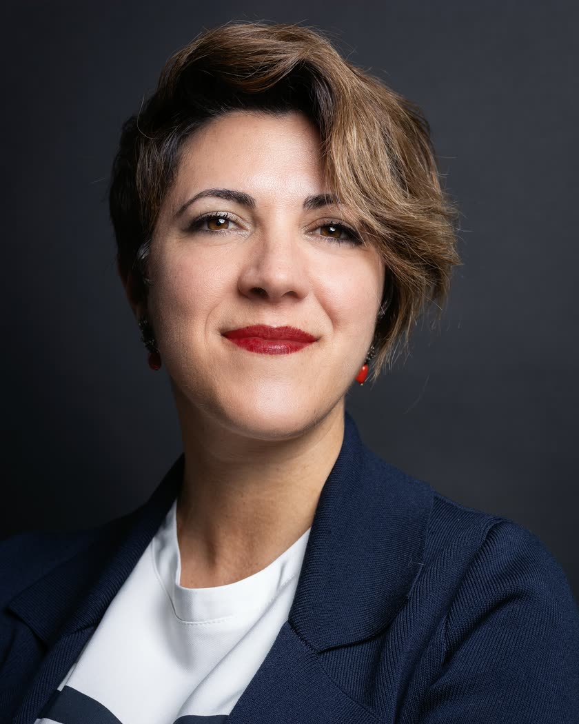 Noemi Taccarelli, formatrice di public speaking e ideatrice del Metodo SCENA, ritratto in giacca blu